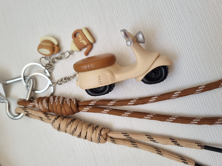 چارم/آویز موتور سوار کافهباز (موتور وسپا) 🏍️☕️